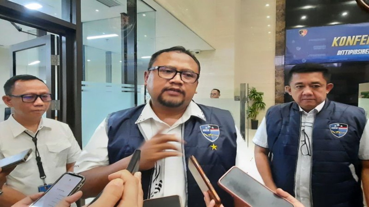 Direktur Tindak Pidana Siber (Dittipidsiber) Bareskrim Polri Brigjen Pol. Adi Vivid Agustiadi Bachtiar memberikan keterangan kepada wartawan di Jakarta, Rabu (30/8/2023). ANTARA/Laily Rahmawaty.