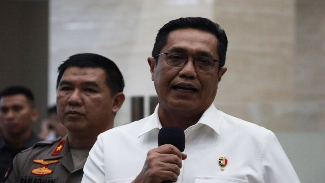 Arsip foto - Direktur Tindak Pidana Umum (Dirtipidum) Bareskrim Polri Brigjen Pol. Rahardjo Puro (kanan) didampingi Kepala Biro Penerangan Masyarakat (Karopenmas) DivHumas Polri Brigjen Pol. Ahmad Ramadhan (kiri). ANTARA FOTO/Reno Esnir/nym.