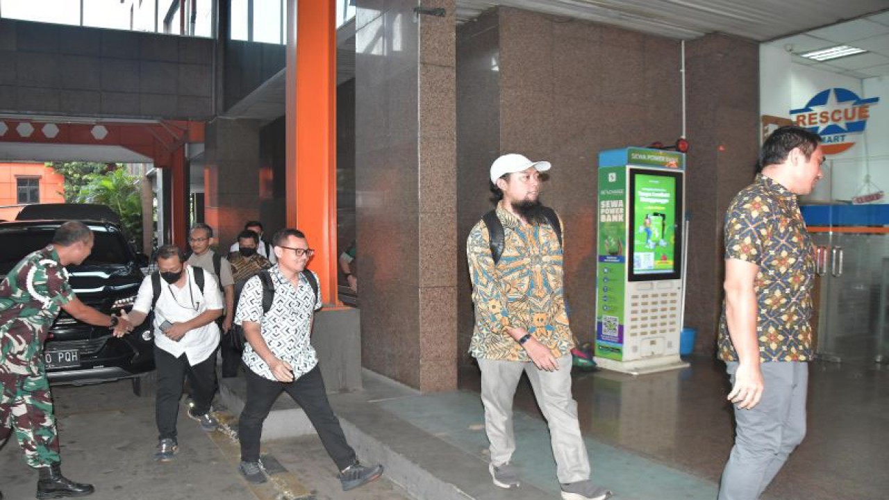 Sejumlah petugas KPK berjalan usai melakukan penggeledahan di kantor Basarnas, Jakarta, Jumat (4/8/2023). . ANTARA FOTO/Fakhri Hermansyah/nym