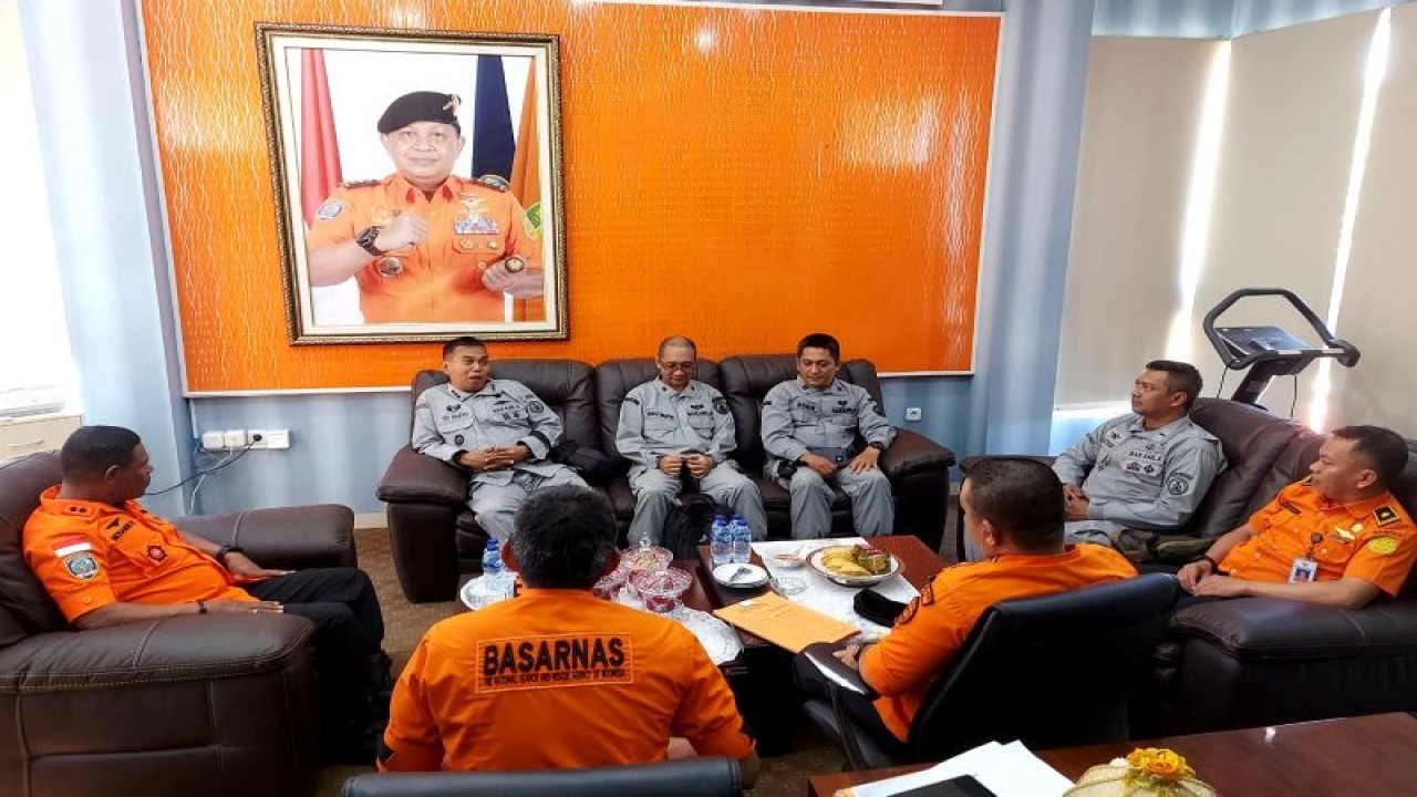 Suasana pertemuan pejabat Basarnas Makassar bersama perwira Bakamla RI di ruang kerja Kepala Basarnas Makassar, Sulawesi Selatan, Senin (7/8/2023). ANTARA/HO-Dokumentasi Basarnas.