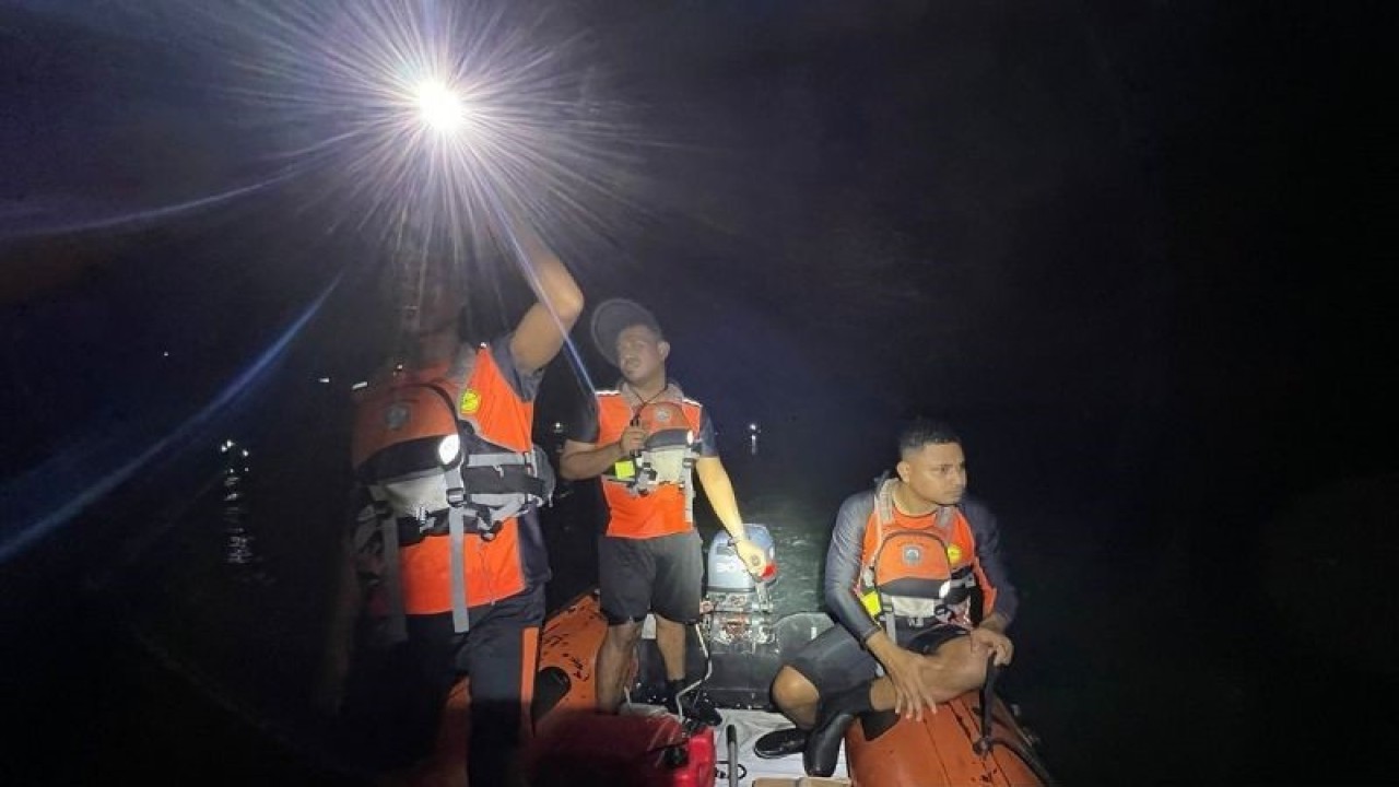 Tim SAR gabungan melakukan operasi pencarian terhadap seorang wanita berusia 20 tahun yang dilaporkan hilang terseret ombak di objak wisata Pantai Natsepa Ambon. (3/8) (ANTARA/HO/Basarnas Ambon)
