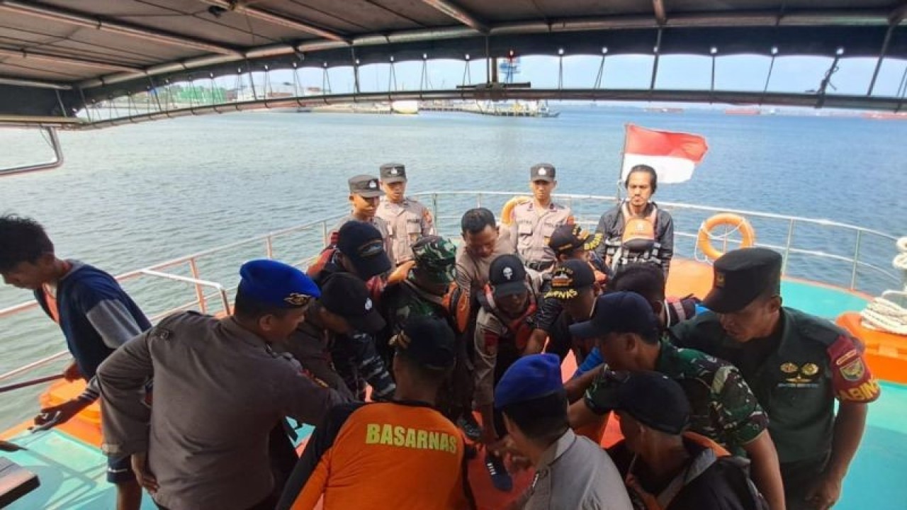 Basarnas Bengkulu dan pihak terkait saat menuju ke Perairan Lais Kabupaten Bengkulu Utara untuk mencari sembilan nelayan yang hilang kontak. ANTARA/Anggi Mayasari