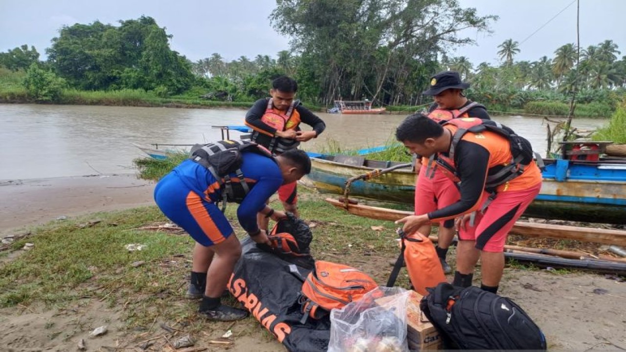 Personel Basarnas Nias, Sumatera Utara bersiap melakukan pencarian terhadap sejumlah WNA dan WNI yang diduga hilang tenggelam di kawasan Kepulauan Banyak, Kabupaten Aceh Singkil, Senin (14/8/2023). (FOTO ANTARA/HO-Basarnas Nias )
