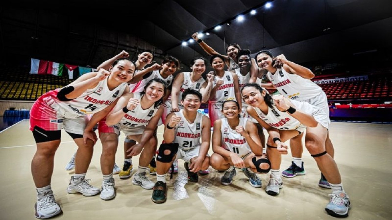 Timnas Bola Basket Putri Indonesia melaju ke babak semi final Piala Asia FIBA Putri 2023 Divisi B usai mengalahkan Iran, Malaysia, dan Mongolia. ANTARA/HO-FIBA