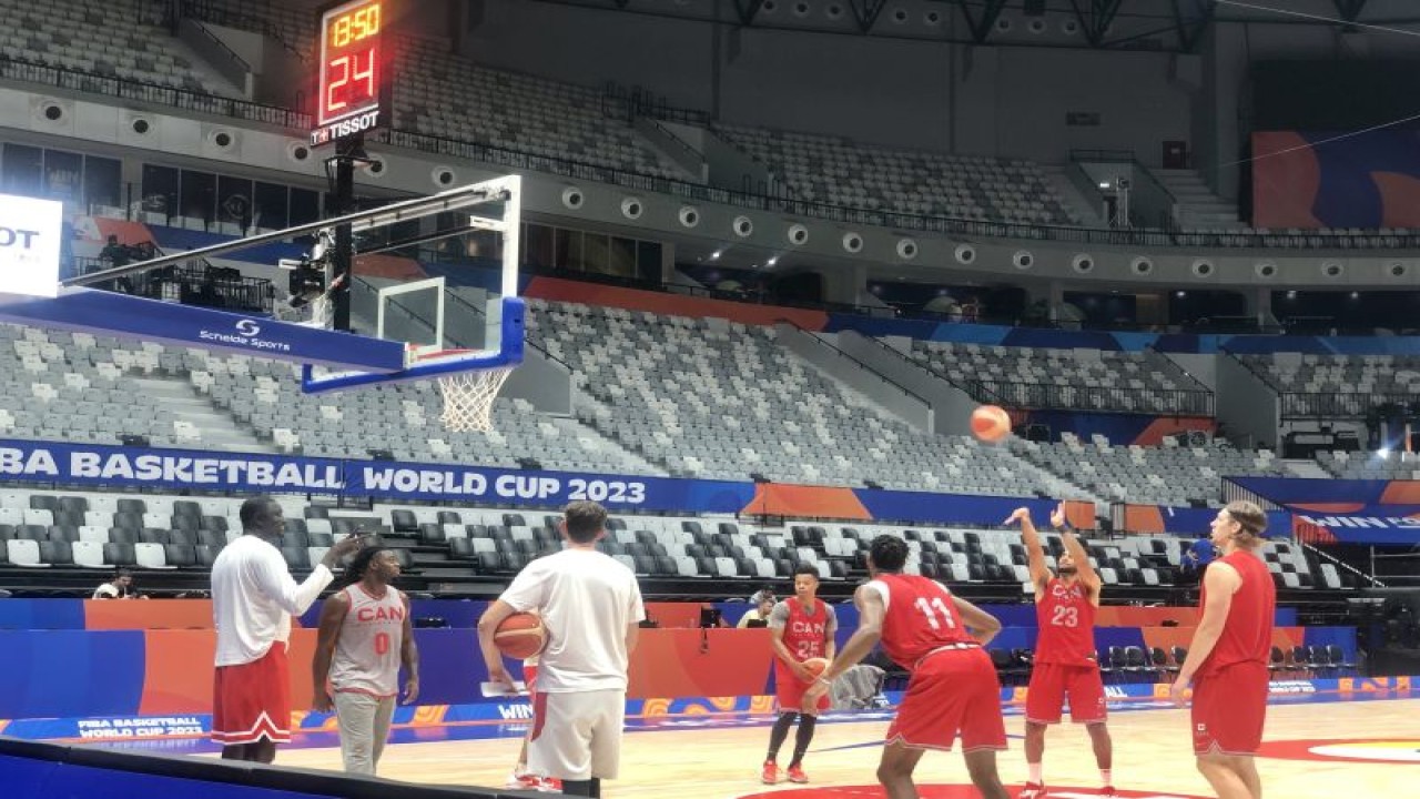 Latihan timnas basket Kanada jelang melawan Prancis pada laga pertama keduanya di Grup H FIBA Basketball World Cup 2023, di Indonesia Arena, kawasan GBK, Jakarta, Kamis (24/8/2023). (ANTARA/Zaro Ezza Syachniar)