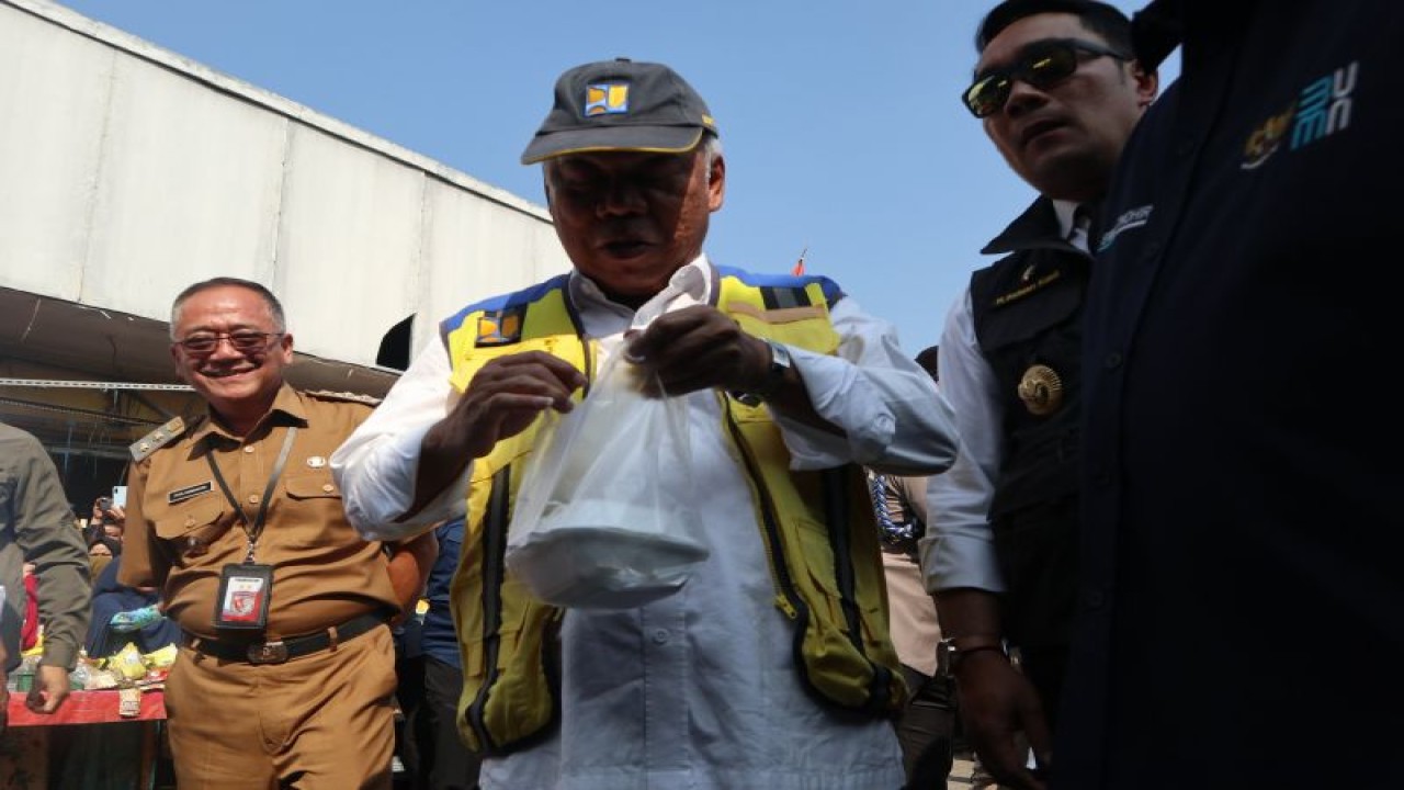 Menteri Pekerjaan Umum dan Perumahan Rakyat (PUPR) Basuki Hadimuljono, di Pasar Parungkuda, Kabupaten Sukabumi, Jawa Barat, Jumat (4/8/2023). ANTARA/Desca Lidya Natalia