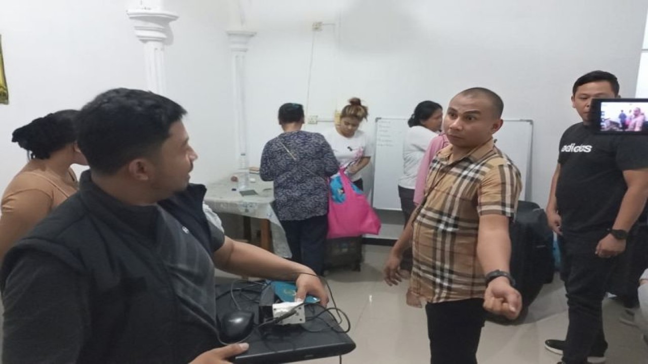 Penggerebekan rumah yang dijadikan tempat penampungan pekerja migran ilegal di Batam (ANTARA/HO-Polsek Bengkong)