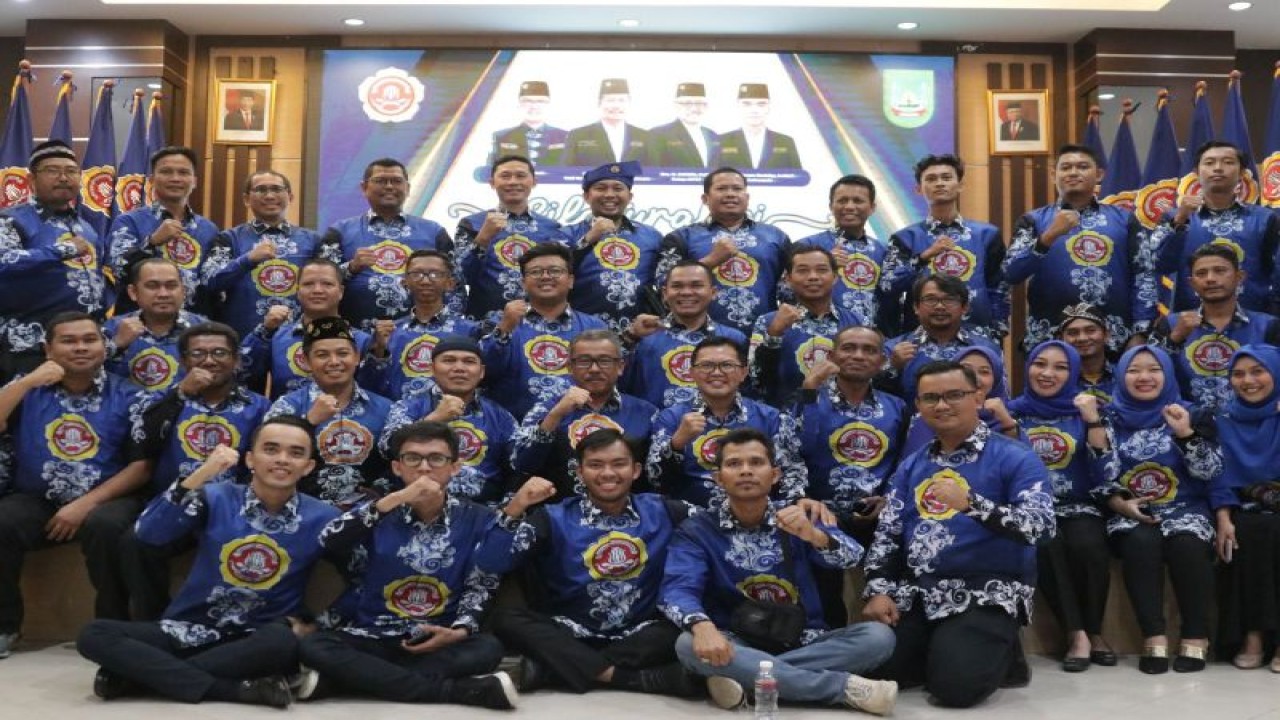 Sekretaris Daerah Kota Batam sekaligus Ketua Majelis Pertimbangan Karang Taruna (MPKT) Kota Batam, Jefridin Hamid bersama Karang Taruna Kota Batam, Senin (7/8/2023). (ANTARA/HO-Pemkot Batam)