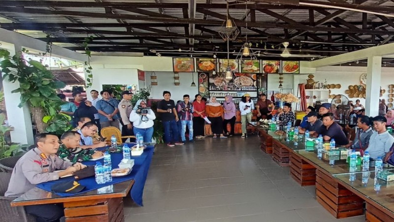 Sosialisasi kepada warga Rempang yang dilakukan BP Batam dan TNI/Polri terkait wacana pengembangan Pulau Rempang-Galang sebagai daerah Eco City. ANTARA/Yude.