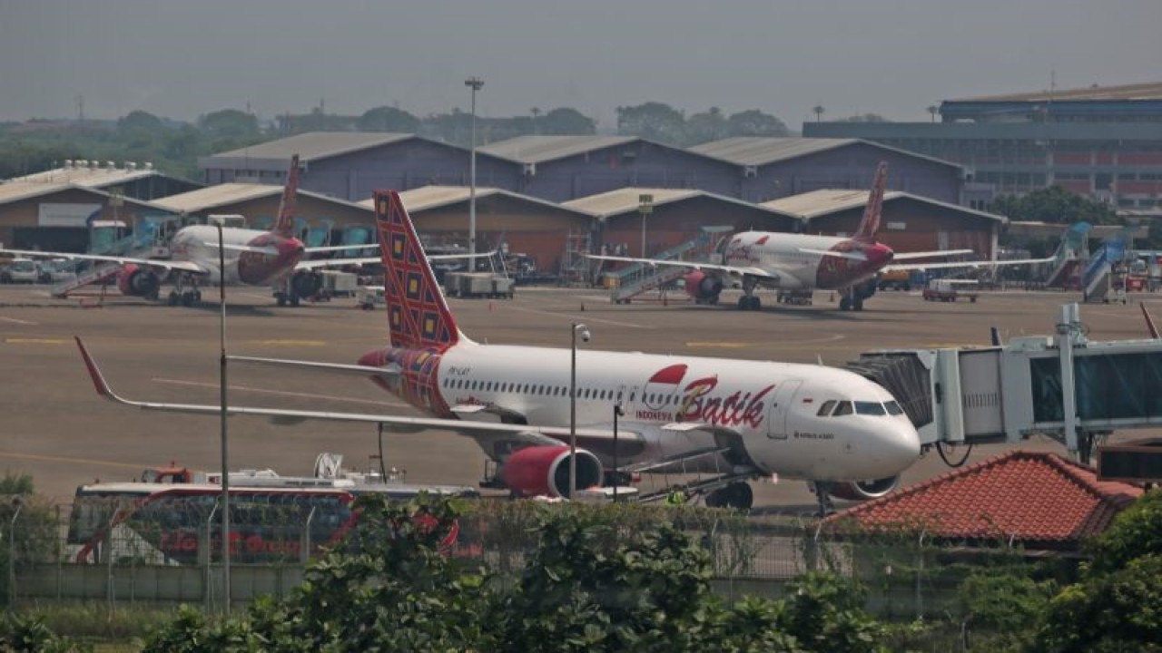 Arsip foto - Pesawat maskapai Batik Air terparkir di apron Terminal 2 Bandara Soekarno Hatta, Tangerang, Banten, Senin (8/8/2022). (ANTARA FOTO/Muhammad Iqbal/aww)
