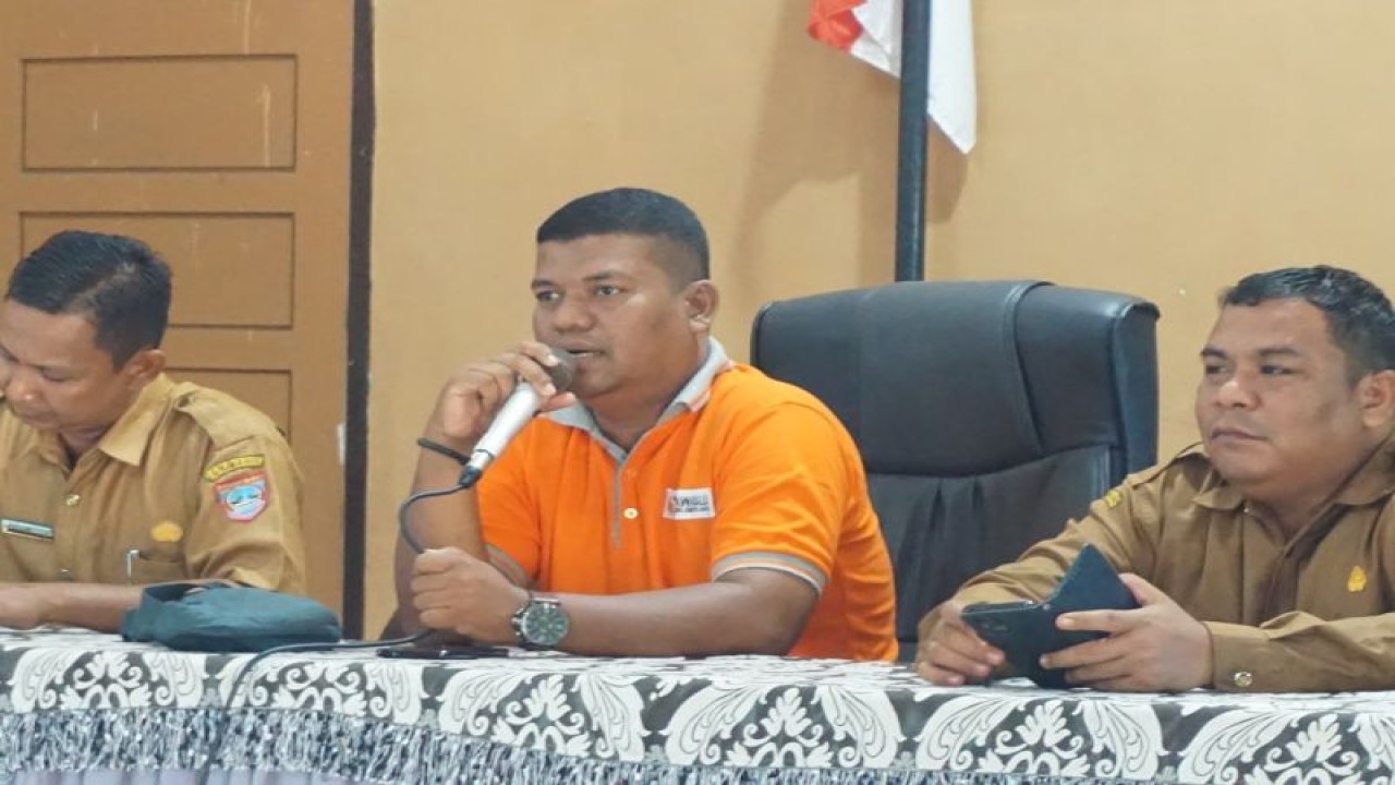 Koordinator Divisi Pencegahan, Partisipasi Masyarakat dan Hubungan Masyarakat Bawaslu Kabupaten Pasaman Barat, Beldia Putra (tengah), Rabu (30/8/2023). Antara/HO-Bawaslu Pasaman Barat.