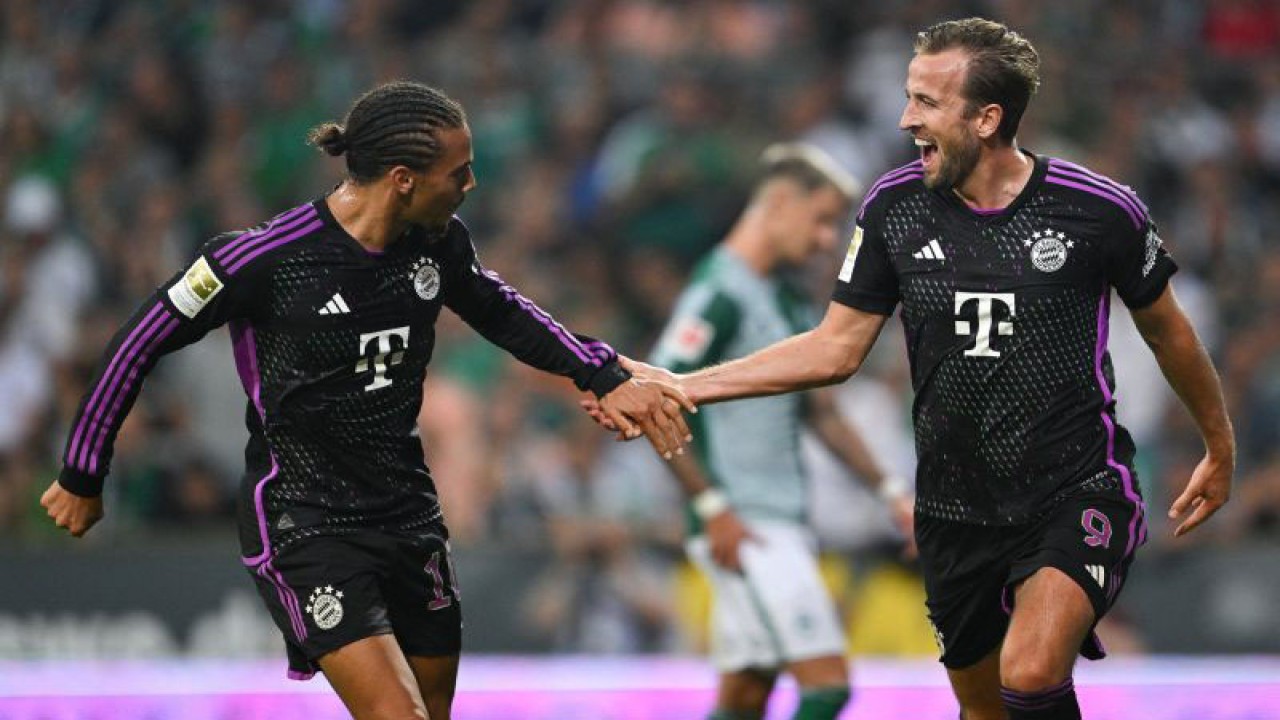 Penyerang Bayern Munich Harry Kane (kanan) merayakan gol yang dicetaknya ke gawang Bayern Munich pada pertandingan Liga Jerman melawan Werder Bremen yang berlangsung di Weserstadion, Bremen, Jumat (18/8/20223). (ANTARA/AFP/INA FASSBENDER)