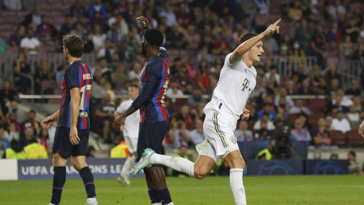 Pemain Bayern Munich Benjamin Pavard merayakan gol ketiga pada laga grup C Liga Champions melawan FC Barcelona di Camp Nou, Barcelona, Spanyol (26/10/2022). Bermain di kandang, Barcelona keok 0-3 lawan Bayern Munich. ANTARA FOTO/REUTERS/Albert Gea/aww.