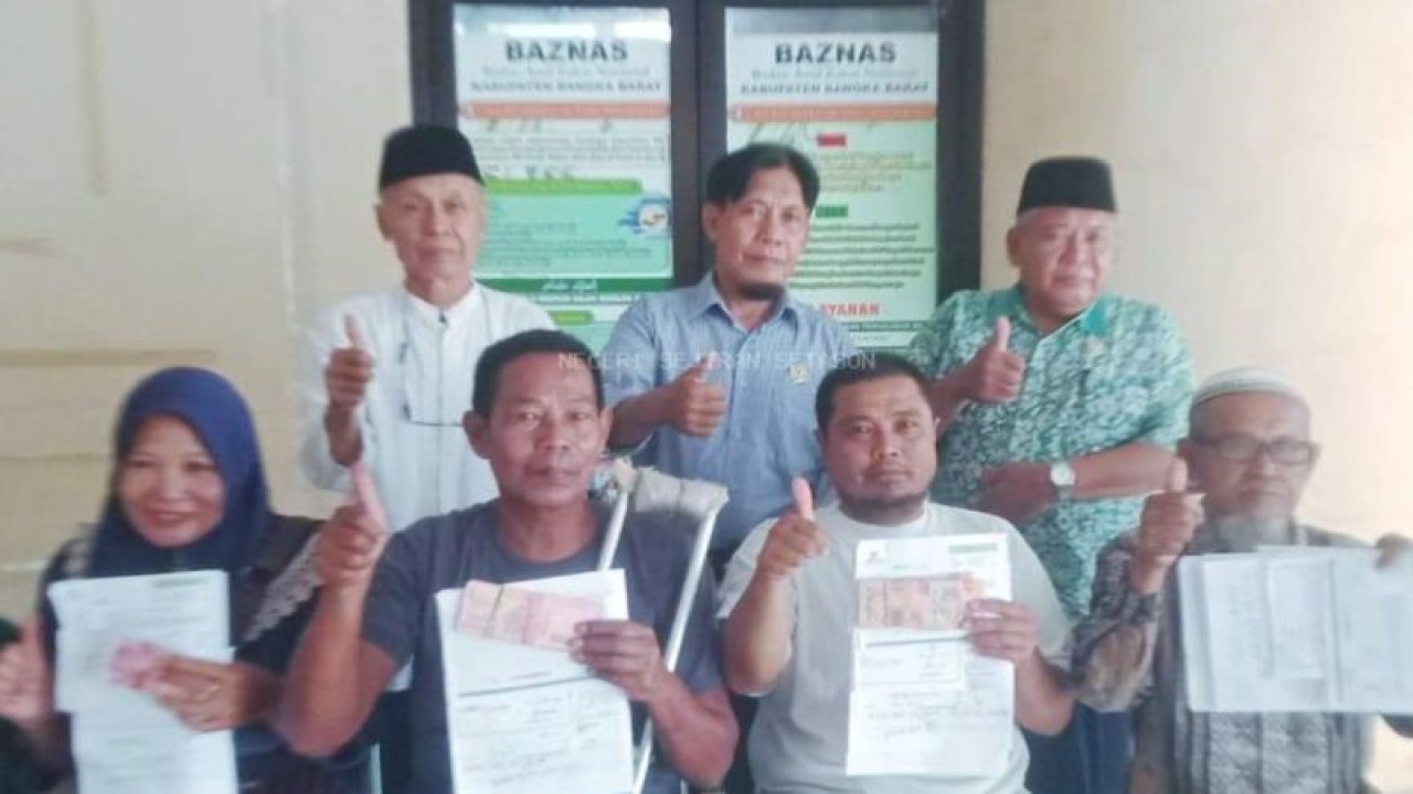 Penyaluran bantuan dari Baznas Kabupaten Bangka Barat kepada warga penerima manfaat dilaksanakan di Kantor Sekretariat Baznas di Mentok, Senin (31/7/2023). (ANTARA/ Donatus Dasapurna)