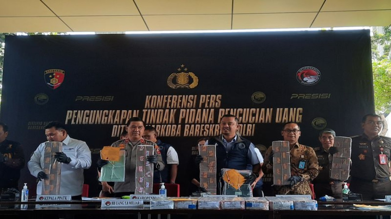 (ki-ka) Perwakilan Bea Cukai, Sekretaris Utama Pusat Pelaporan dan Analisis Transaksi Keuangan (Sestama PPATK) Irjen Pol. Albert Sianipar, Karopenmas DivHumas Polri Brigjen Ahmad Ramadhan, Dirnarkoba Bareskrim Polri Brigjen Pol. Mukti Juharsa, perwakilan Kejaksaan RI memperlihatkan barang bukti tindak pidana pencucian uang (TPPU) bandar narkoba berinisial FA alias V dalam konferensi pers di Mabes Polri, Jakarta, Kamis (24/8/2023). (ANTARA/Laily Rahmawaty)