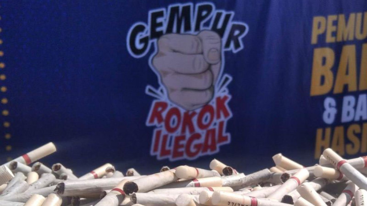 Barang bukti rokok ilegal hasil penindakan Kantor Pengawasan dan Pelayanan Bea dan Cukai (KPPBC) Tipe Madya Cukai Kudus, Jawa Tengah. (ANTARA/Akhmad Nazaruddin Lathif)