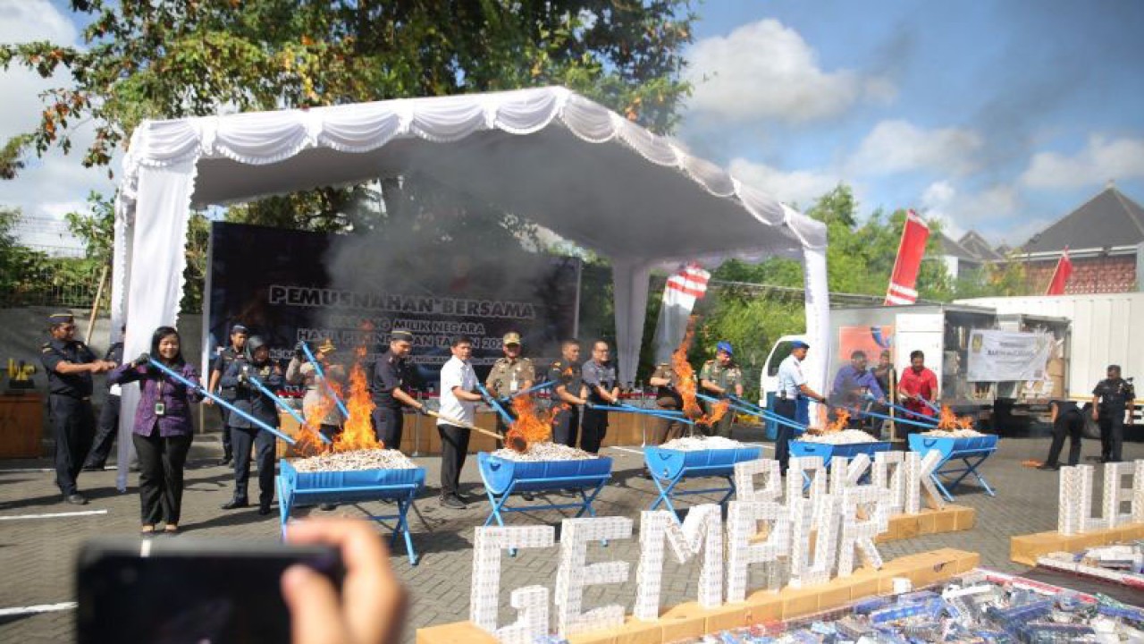 Tim gabungan Bea Cukai dan instansi terkait lainnya di Bali memusnahkan berbagai jenis barang ilegal yang merugikan negara sekitar Rp3,3 miliar di Denpasar, Selasa (15/8/2023) ANTARA/HO-Kanwil Bea Cukai Bali dan Nusa Tenggara.