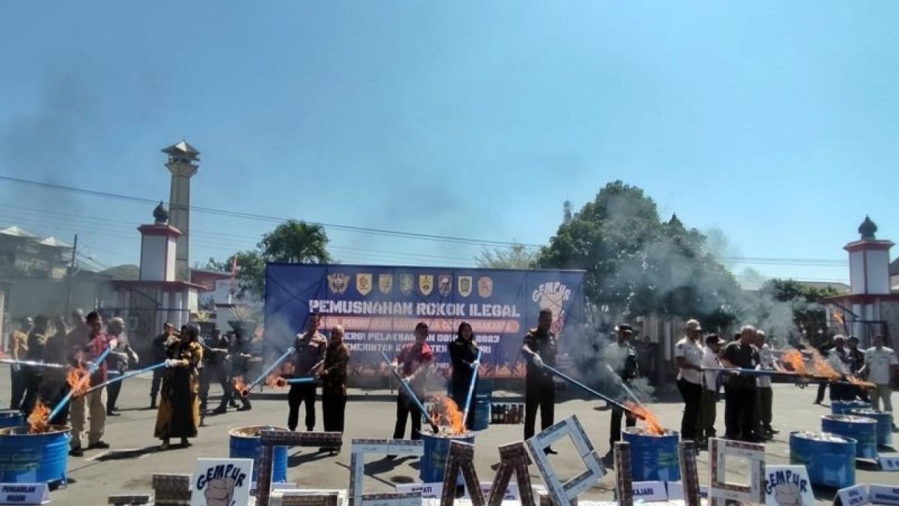 Kepala Kantor Bea Cukai Surakarta Yetty Yulianty (tengah) bersama jajaran Forum Komunikasi Pejabat Daerah (Forkompimda) Kabupaten Wonogiri melakukan pemusnahan ratusna ribu rokok ilegal di halaman Rumah Dinas Bupati Wonogiri, Kamis (10/8/2023). ANTARA/Bambang Dwi Marwoto.