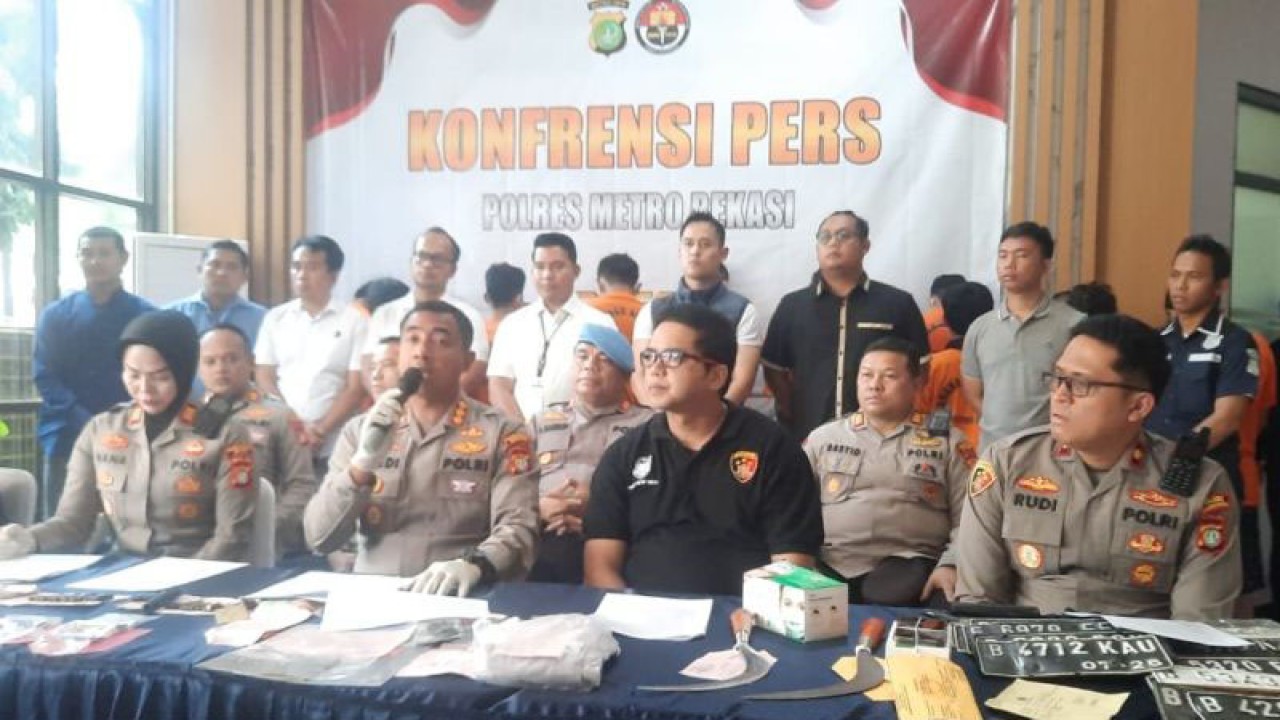 Kapolres Metro Bekasi Komisaris Besar Twedi Aditya Bennyahdi menjelaskan kronologi perkara saat ungkap kasus di Lobi Mapolres Metro Bekasi, Kamis. (ANTARA/Pradita Kurniawan Syah).