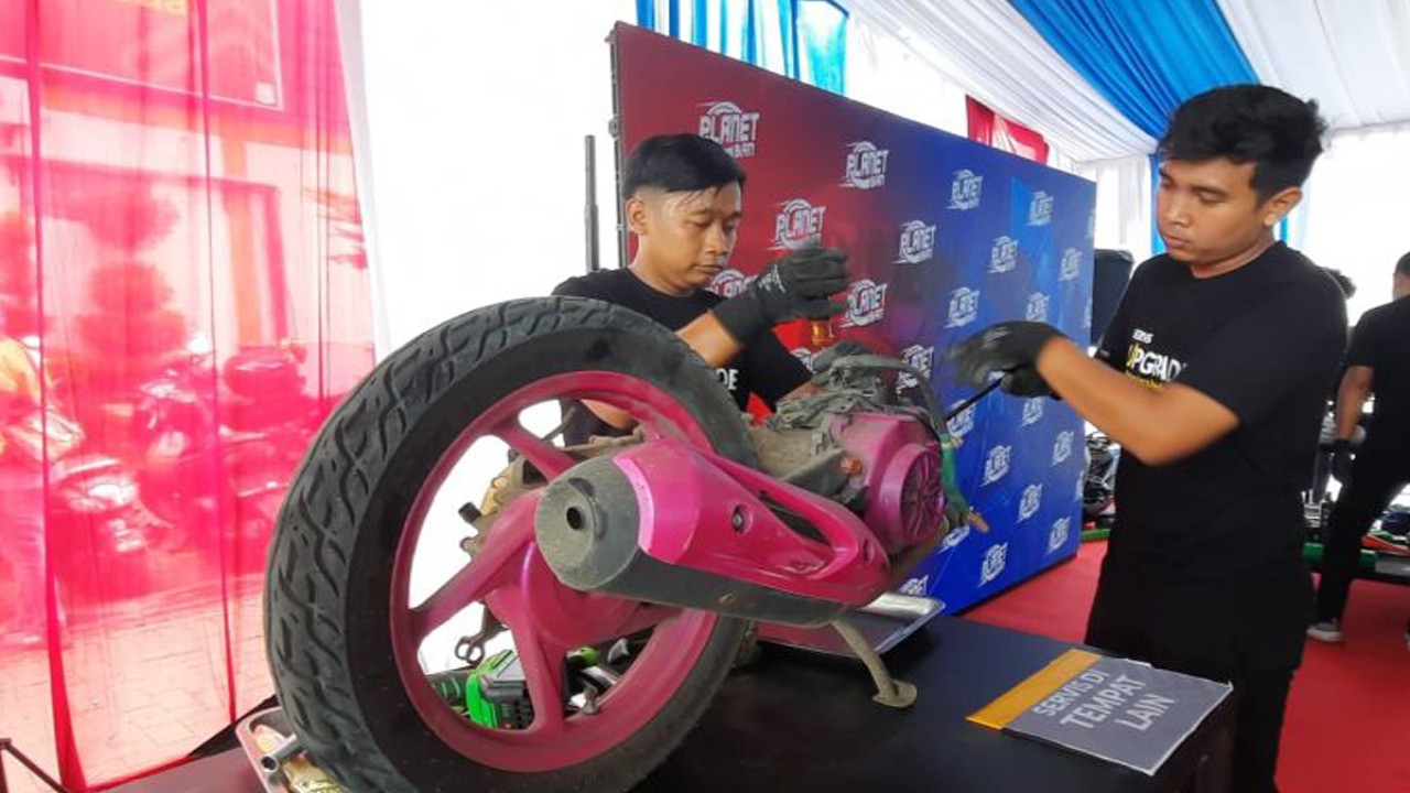 Ilustrasi - Mekanik dari Planet Ban sedang memperbaiki motor konsumen pada acara kampanye #SegarinMotor di Depok, Jawa Barat, Kamis (24/11)2022). (ANTARA/Chairul Rohman)