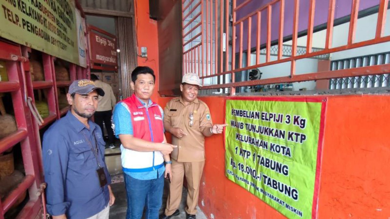Petugas dari Disperidag Provinsi Kepulauan Babel bersama Pertamina Pertamina Patra Niaga Regional Sumbagsel saat melakukan sidak di pangkalan LPG subsidi di Belitung, Selasa (1/8/2023) (Humas Pertamina)
