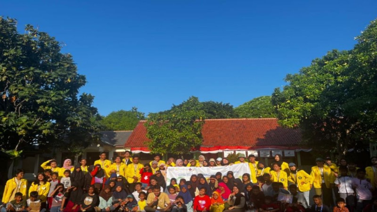 Dinas Lingkungan Hidup (DLH) DKI Jakarta bersinergi dengan Badan Eksekutif Mahasiswa Universitas Indonesia (BEM UI) untuk mengajak masyarakat peduli lingkungan wilayah pesisir melalui program UI Youth Environmental Action (UI YEA) di Pulau Tidung, Kepulauan Seribu. ANTARA/ HO-Dinas Lingkungan Hidup DKI Jakarta