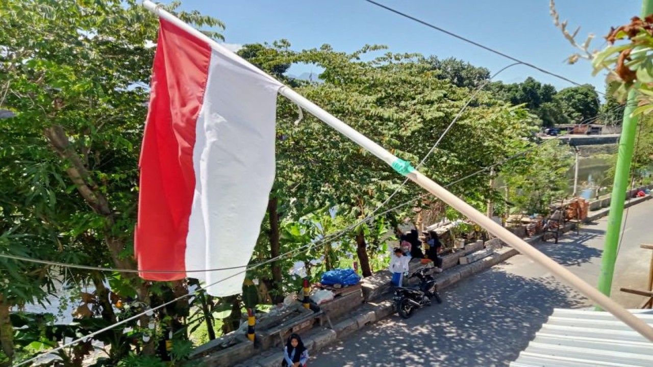 Salah satu titik bendera yang dipasang secara mandiri di depan rumah pribadi warga di Kota Mataram, Provinsi Nusa Tenggara Barat, dalam rangka menyambut Hari Kemerdekaan RI 17 Agustus 2023. (ANTARA/Nirkomala)