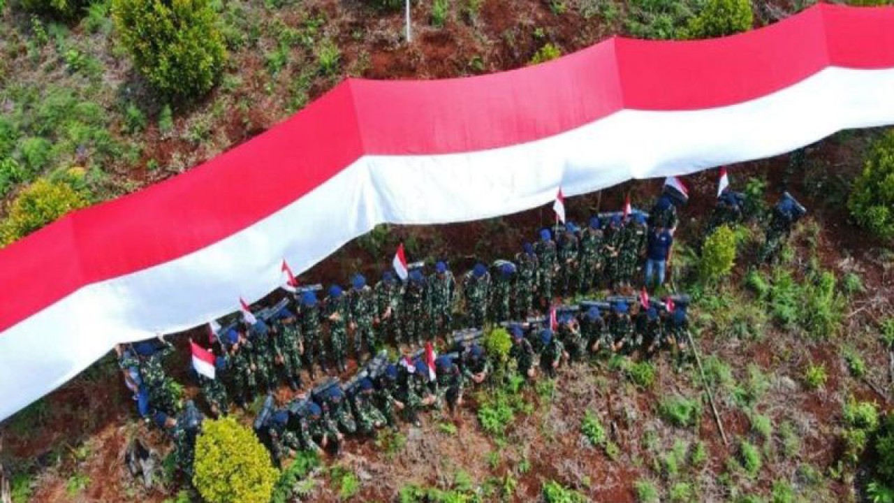 Batalyon C Pelopor Sat Brimob Polda Sulawesi Tenggara (Sultra) Totallang, membentangkan bendera Merah Putih sepanjang 100 meter di Puncak Gunung Desa Puncak Monapa, Kecamatan Lasusua, Kabupaten Kolaka Utara (Kolut). (Foto ANTARA/HO-Brimobda Sultra)