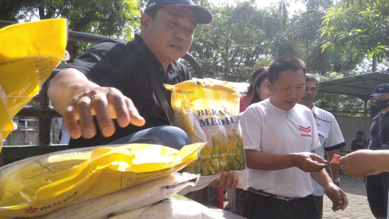 Beras medium yang dijual di pasar murah di Kabupaten Kudus, Jawa Tengah. (ANTARA/Akhmad Nazaruddin Lathif)