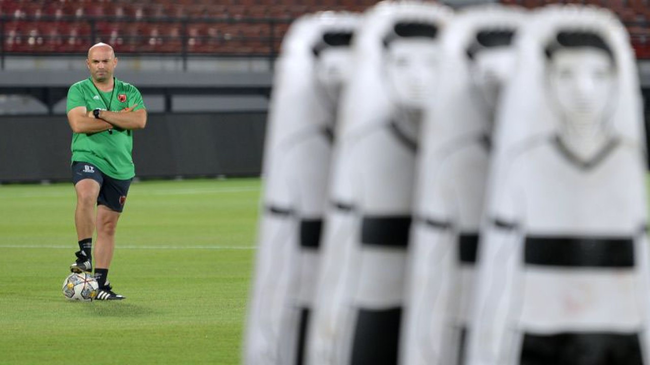Pelatih PSM Makassar Bernardo Tavares memimpin latihan di Stadion Kapten I Wayan Dipta, Gianyar, Bali, Senin (5/6/2023). . ANTARA FOTO/Fikri Yusuf/nym. (ANTARA FOTO/FIKRI YUSUF)