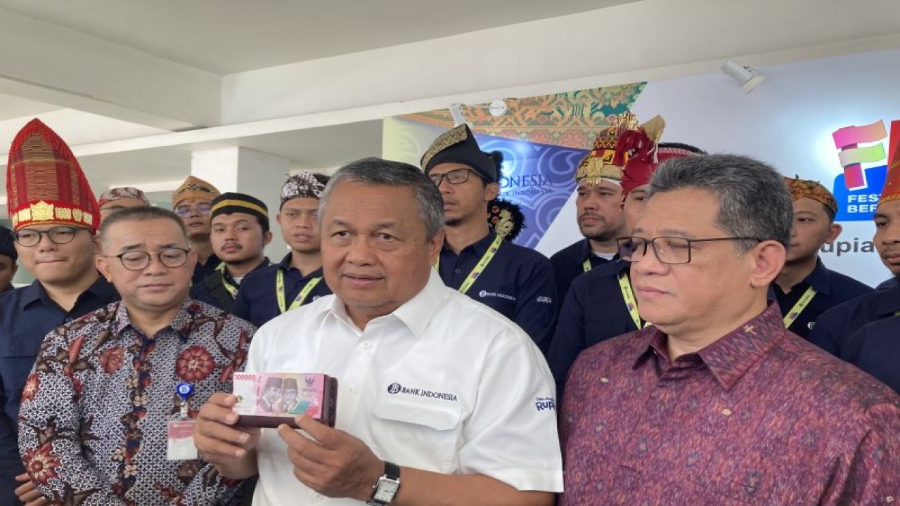 Gubernur Bank Indonesia (BI) Perry Warjiyo saat ditemui usai kegiatan Festival Rupiah Berdaulat Indonesia (Ferbi) di Jakarta, Jumat (18/8/2023). (ANTARA/Imamatul Silfia)