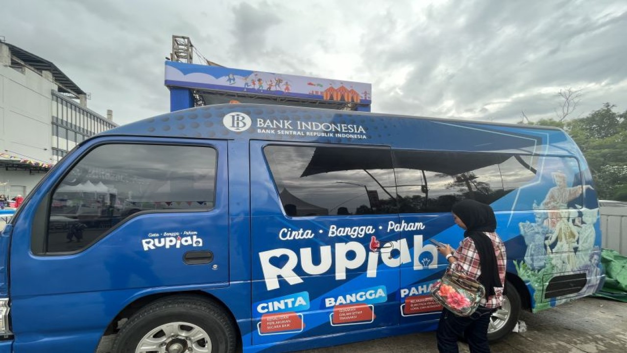 Bank Indonesia Kantor Perwakilan Kepri menghadirkan layanan penukaran uang rusak dan uang logam di acara Cernival 2023 di Batam pada 26-26 Agustus 2023. (ANTARA/Jessica)