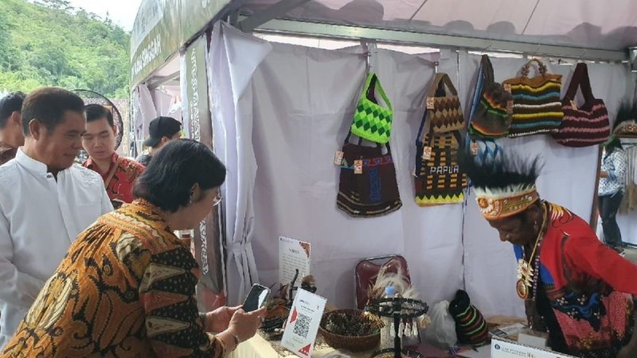 Deputi Gubernur Senior BI Destry Damayanti saat melakukan transaksi menggunakan QRIS pada pembukaan Festival Kopi Papua 2023 di Kota Jayapura, Papua. (ANTARA/Qadri Pratiwi)