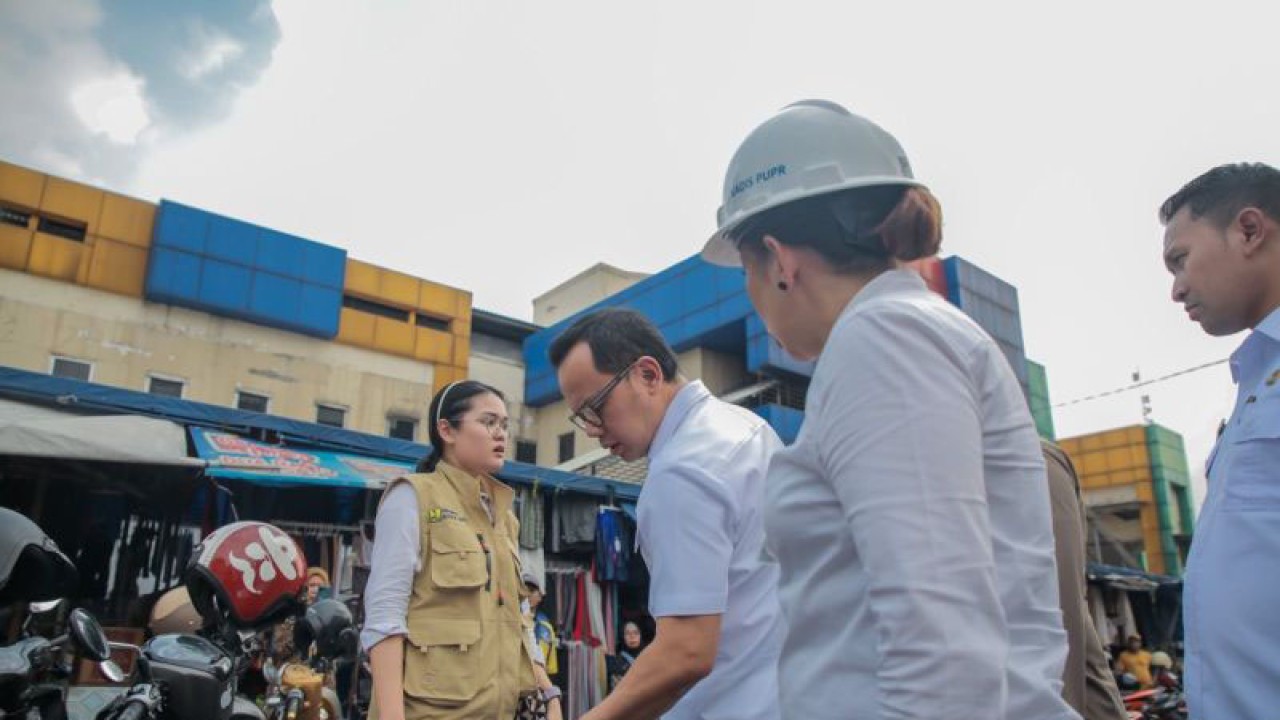 Wali Kota Bogor, Jawa Barat Bima Arya (kedua dari kanan, depan) saat melakukan peninjauan lokasi pedestrian yang akan ditata di kawasan Pasar Kebon Kembang, Rabu (2/8/023). ANTARA/HO-Pemkot Bogor