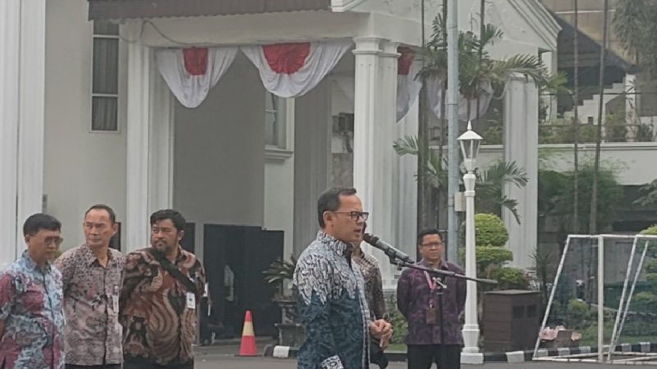 Wali Kota Bogor Bima Arya Sugiarto saat mengumumkan tidak menerapkan WFH kepada ASN maupun pegawai swasta di Kota Bogor di lapangan Balai Kota Bogor, Jawa Barat, Jumat (25/8/2023). ANTARA/Linna Susanti
