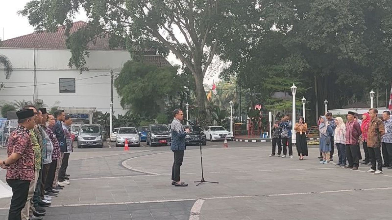 Wali Kota Bogor Bima Arya Sugiarto saat memberikan instruksi kepada seluruh camat dan lurah di daerahnya terkait kebijakan penanganan polusi udara, pada Jumat (28/8/2023). (ANTARA/Linna Susanti).