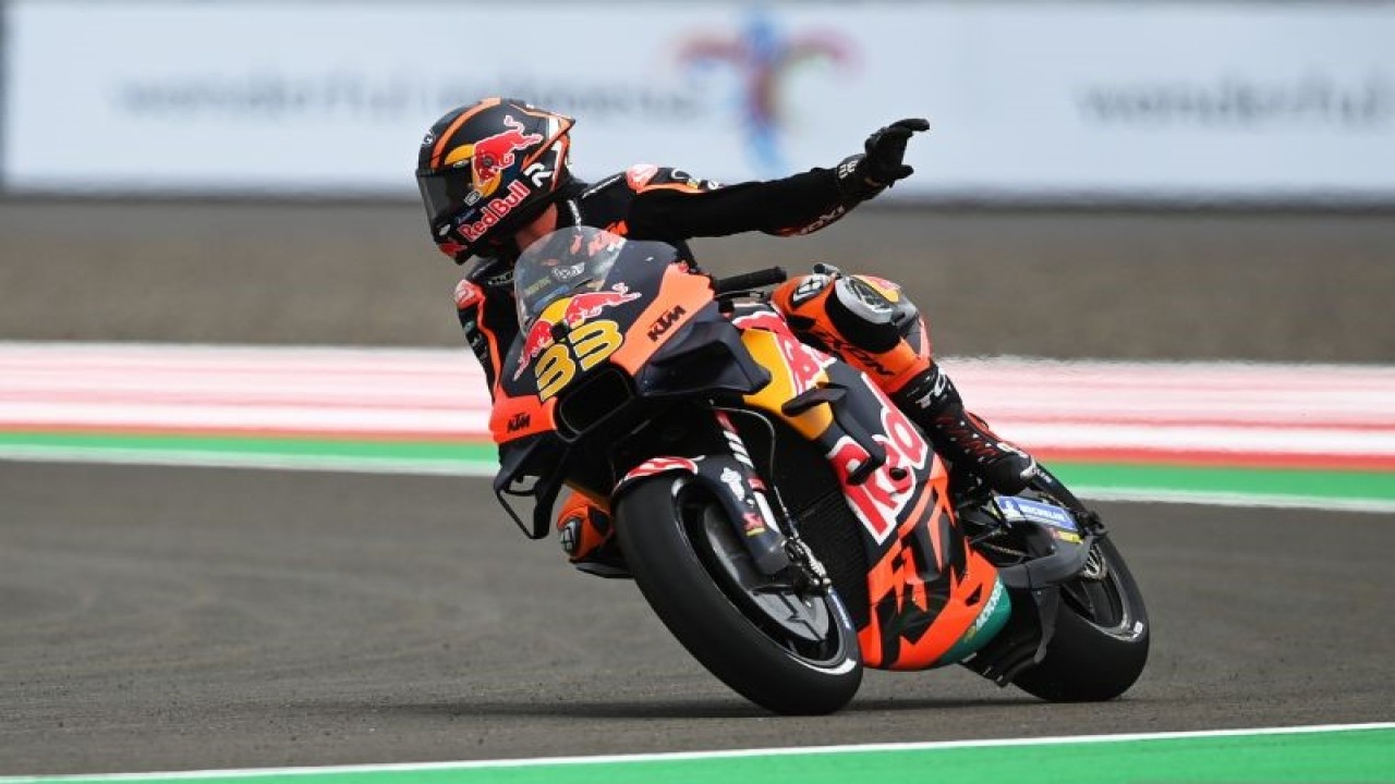 Arsip- Pembalap Red Bull KTM Factory Racing Brad Binder memacu kecepatan sepeda motornya saat sesi latihan bebas 1 MotoGP seri Pertamina Grand Prix of Indonesia 2022 di Pertamina Mandalika International Street Circuit, Lombok Tengah, NTB, Jumat (18/3/2022). Ajang balapan MotoGP seri kedua 2022 tersebut berlangsung pada 18-20 Maret 2022. ANTARA FOTO/Andika Wahyu/foc.