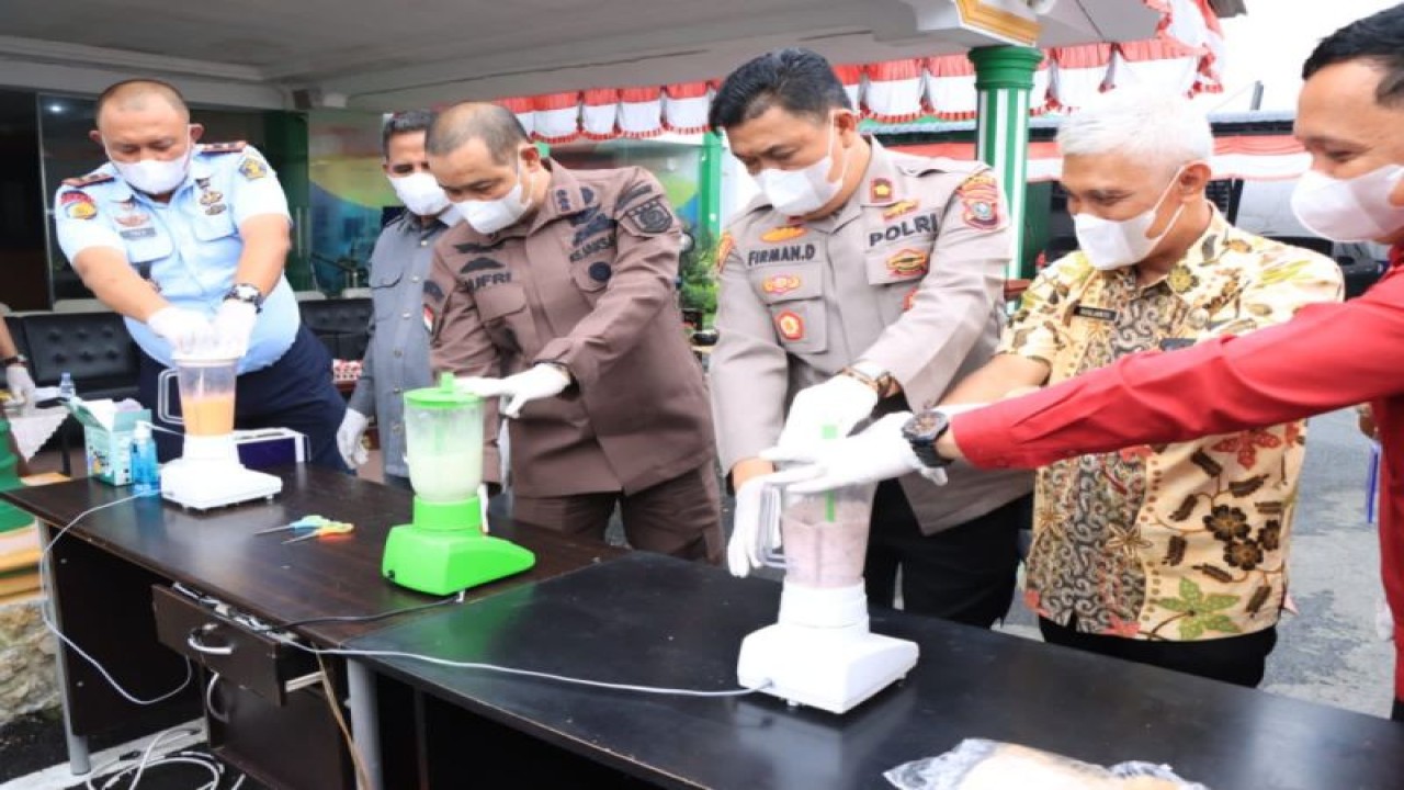 Kejaksaan Negeri (Kejari) Binjai, Sumatera Utara, memusnahkan barang bukti narkotika, ponsel, senjata api dari 59 perkara. (ANTARA/HO- Kejari Binjai)
