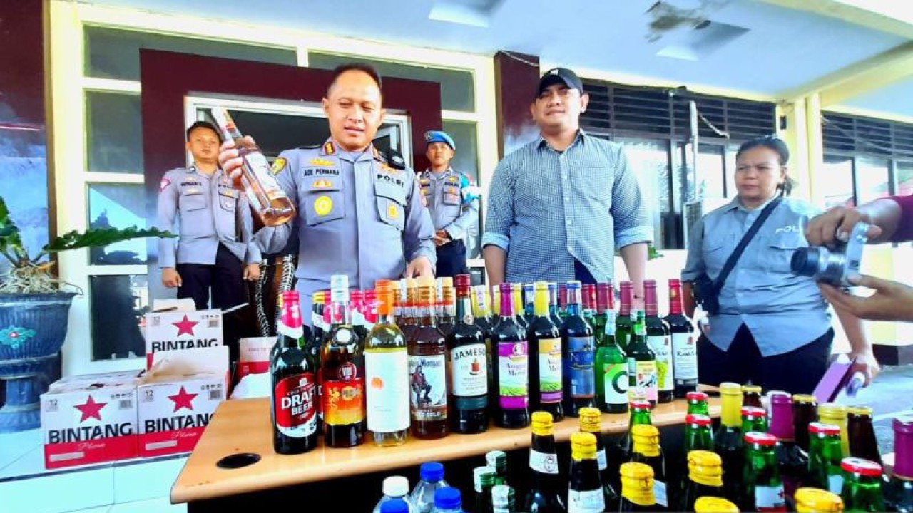 Suasana konferensi pers pengungkapan kasus peredaran minuman keras yang berlangsung di Mapolresta Gorontalo Kota. (ANTARA/Zulkifli Polimengo)