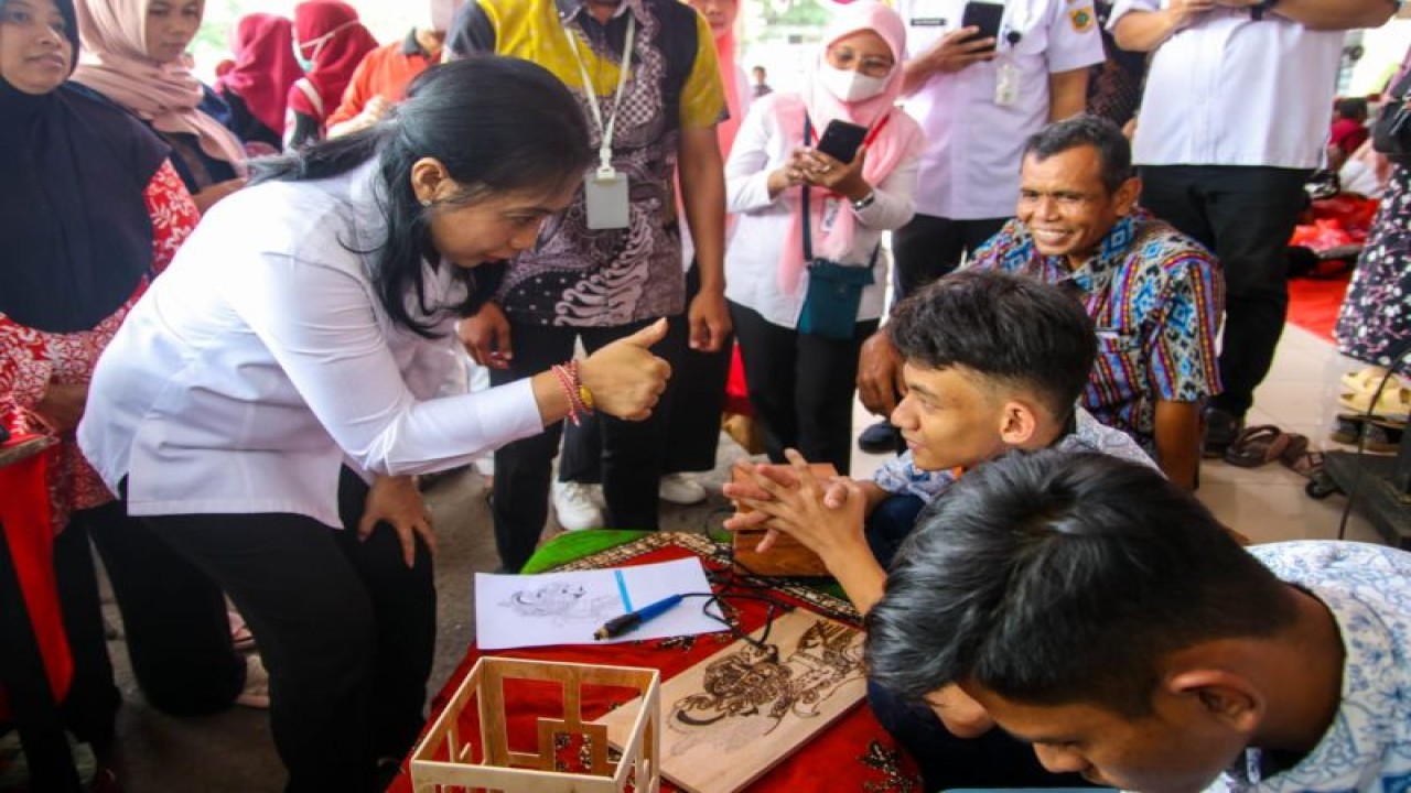 Menteri Pemberdayaan Perempuan dan Perlindungan Anak Bintang Puspayoga (kiri) dalam kegiatan "Dukungan Psikososial bagi Anak yang Memerlukan Perlindungan Khusus", di Pendopo Kabupaten Wonogiri, Jawa Tengah. (ANTARA/ HO-Kemen PPPA)