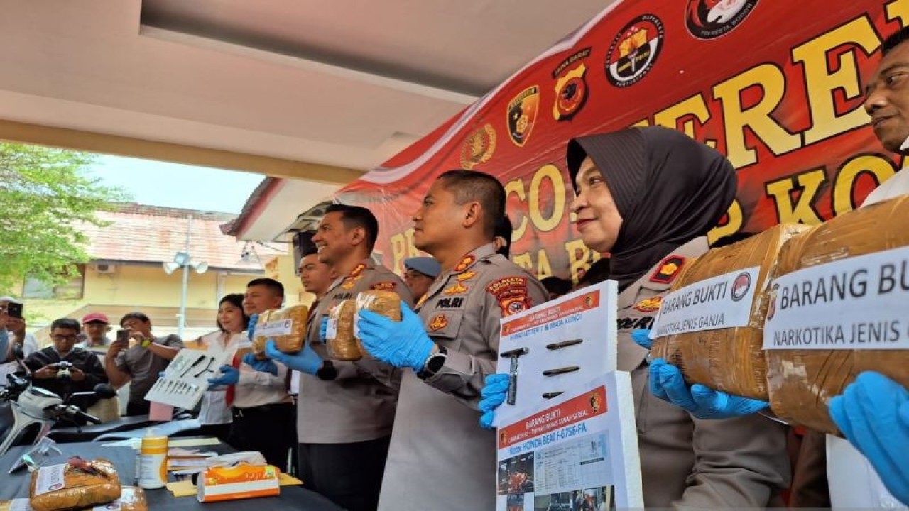 Kapolresta Bogor Kota Kombes Pol Bismo Teguh Prakoso (keempat dari kanan) saat ungkap kasua penangkapan pengedar ganja inisial U di Mapolresta Bogor Kota, Senin (28/8/2023). (ANTARA/Linna Susanti)