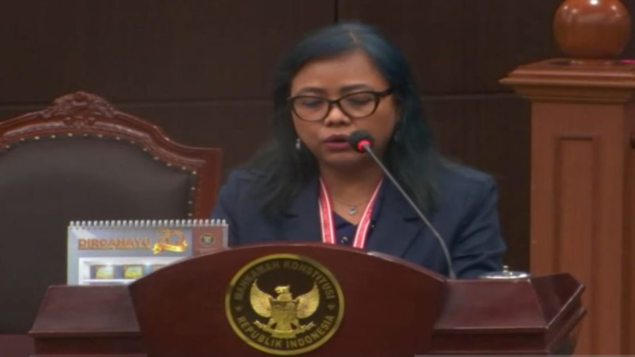 Tangkapan layar - Pakar hukum tata negara Bivitri Susanti sebagai ahli dalam sidang lanjutan uji material Undang-Undang Nomor 7 Tahun 2017 tentang Pemilihan Umum di Gedung Mahkamah Konstitusi, Jakarta, Selasa (29/8/2023). (ANTARA/Fath Putra Mulya)