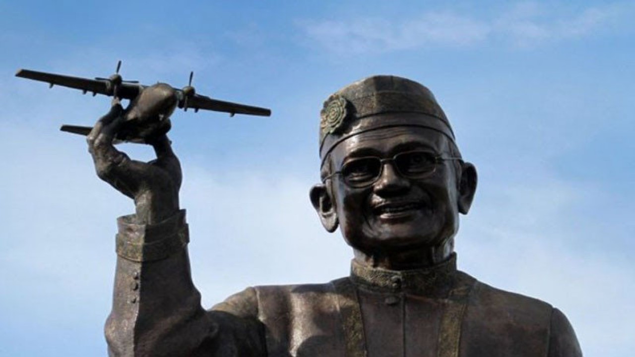 Tampilan patung Presiden Indonesia ketiga Bacharuddin Jusuf Habibie memegang pesawat yang masih dalam tahap pembangunan di Isimu, Kabupaten Gorontalo, Gorontalo. Patung yang dibuat oleh Pemerintah Provinsi Gorontalo tersebut terbuat dari perunggu, mengenakan pakaian adat Gorontalo Takowa dan berada tepat di depan Bandara Djalaludin Gorontalo. (ANTARA FOTO/Adiwinata Solihin)