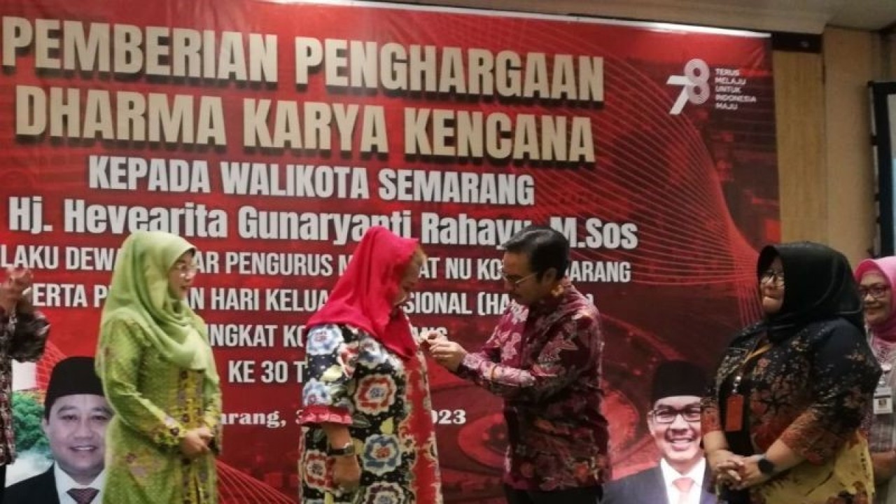 Kepala BKKBN Dr. dr Hasto Wardoyo memasangkan pin penghargaan Dharma Karya Kencana kepada Wali Kota Semarang Hevearita Gunaryanti Rahayu, disaksikan Kepala BKKBN Provinsi Jawa Tengah Eka Sulistia Ediningsih (kanan), di sela peringatan Hari Keluarga Nasional 2-23, di Semarang, Kamis (3/8/2023). (ANTARA/Zuhdiar Laeis)