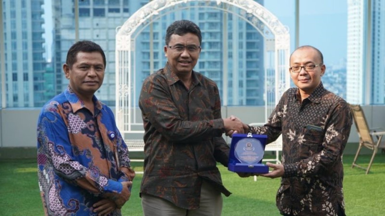 Pelaksana Tugas (Plt.) Deputi Bidang Transformasi Digital Pengadaan Lembaga Kebijakan Pengadaan Barang/Jasa Pemerintah (LKPP) Yulianto Prihandoyo menyerahkan plakat penghargaan kepada Kepala Bagian Pengadaan Barang/Jasa, Rumah Tangga, dan Protokol Badan Kependudukan dan Keluarga Berencana Nasional (BKKBN) Muhamad Arfan. (ANTARA/HO-BKKBN)