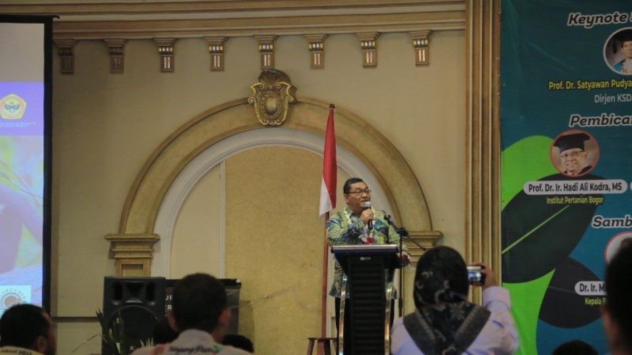 Kepala Balai Konservasi Sumber Daya Alam Kalimantan Selatan (BKSDA Kalsel) Mahrus Aryadi saat memberikan sambutan pada acara seminar nasional konservasi primata endemik borneo di Dafam Hotel Banjarbaru, Kalimantan Selatan, Rabu (2/8/2023). (ANTARA/Tumpal Andani Aritonang)