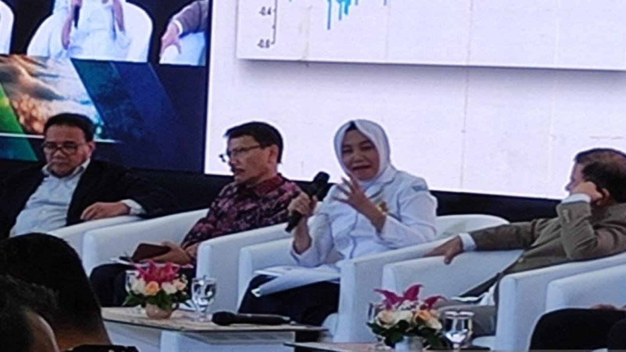 Kepala BMKG Dwikorita Karnawati (kedua kanan) dalam acara Dialog Nasional Antisipasi Dampak Perubahan Iklim untuk Pembangunan Indonesia Emas 2045 di Jakarta, Senin (21/8/2023). (ANTARA/HO-BMKG)