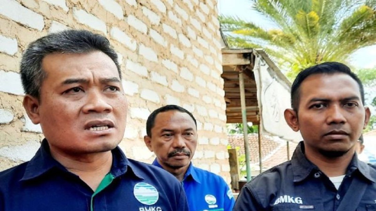 Koordinator Bidang Observasi dan Informasi BMKG Pasuruan, Suwarto saat datang ke Desa Moncek Tengah, Kecamatan Lenteng, Sumenep, Jawa Timur guna meneliti suara dentuman dari dalam bumi, Senin (14/8/2023). (ANTARA/ Slamet Hidayat)