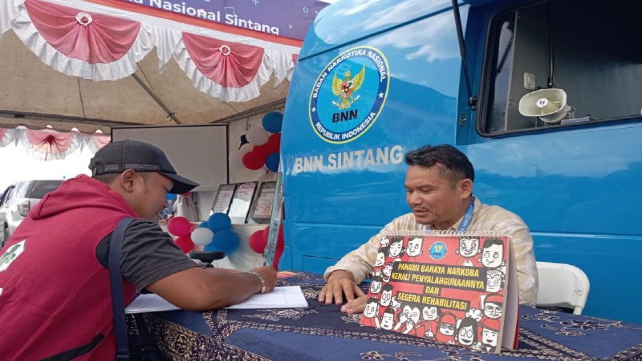 Petugas BNN Kabupaten Sintang memberikan sosialisasi dan informasi terkait program BNN saat pameran Sintang Expo Tahun 2023, di Kota Sintang, Kalimantan Barat. ANTARA/HO-Kominfo Sintang. (Teofilusianto Timotius)