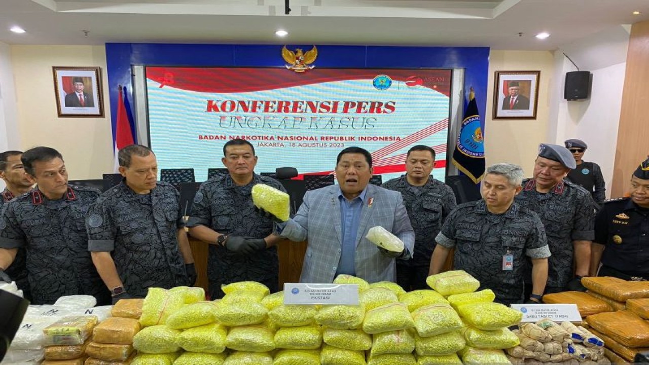 Kepala Badan Narkotika Nasional (BNN) RI Komjen Pol. Petrus Reinhard Golose (empat kiri) pada konferensi pers di Kantor BNN RI, Jakarta Timur, Jumat (18/8/2023). (ANTARA/Fath Putra Mulya)